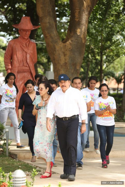 Daniel y Rosario conmemoran 79 aniversario del natalicio del Comandante Carlos Fonseca