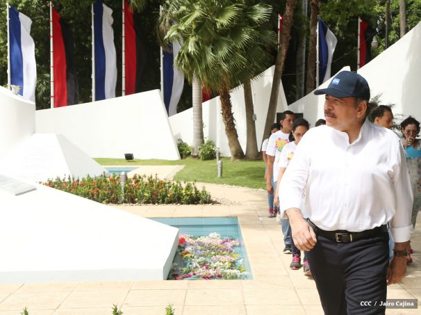 Daniel y Rosario conmemoran 79 aniversario del natalicio del Comandante Carlos Fonseca