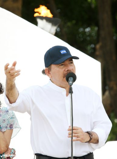 Daniel y Rosario conmemoran 79 aniversario del natalicio del Comandante Carlos Fonseca