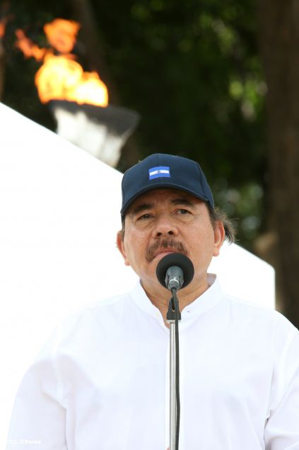 Daniel y Rosario conmemoran 79 aniversario del natalicio del Comandante Carlos Fonseca