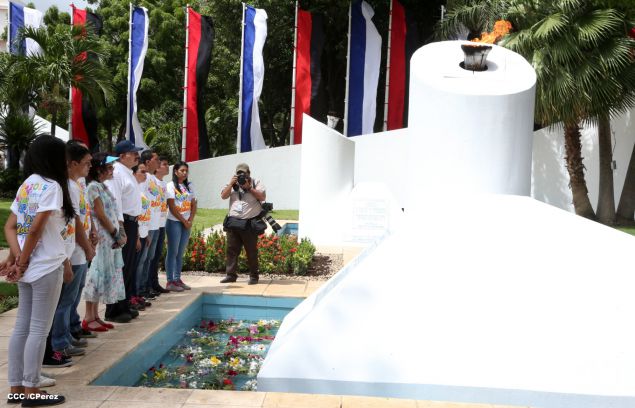 Daniel y Rosario conmemoran 79 aniversario del natalicio del Comandante Carlos Fonseca