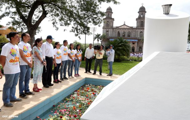 Daniel y Rosario conmemoran 79 aniversario del natalicio del Comandante Carlos Fonseca