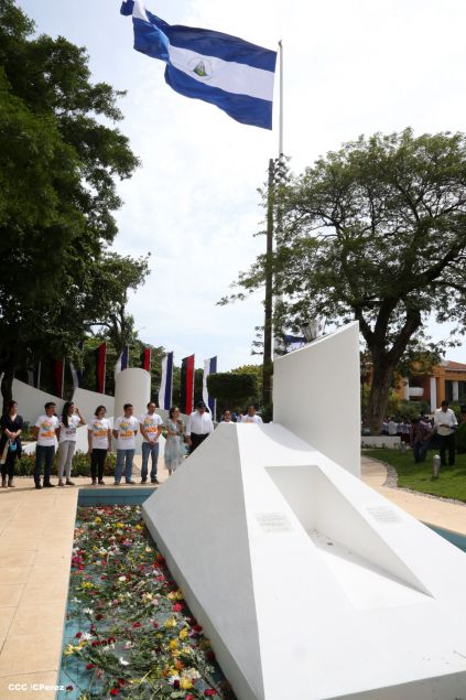 Daniel y Rosario conmemoran 79 aniversario del natalicio del Comandante Carlos Fonseca