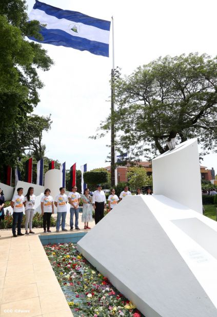 Daniel y Rosario conmemoran 79 aniversario del natalicio del Comandante Carlos Fonseca