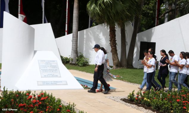 Daniel y Rosario conmemoran 79 aniversario del natalicio del Comandante Carlos Fonseca