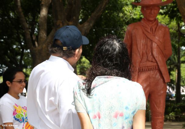 Daniel y Rosario conmemoran 79 aniversario del natalicio del Comandante Carlos Fonseca