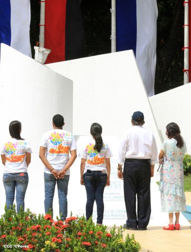 Daniel y Rosario conmemoran 79 aniversario del natalicio del Comandante Carlos Fonseca