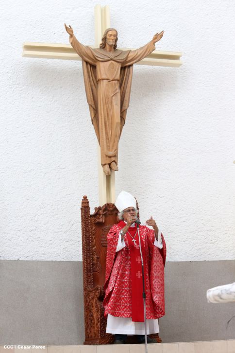 Familias católicas acompañan bajada de la Sangre de Cristo en Catedral Metropolitana