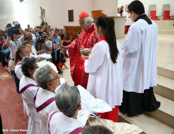Familias católicas acompañan bajada de la Sangre de Cristo en Catedral Metropolitana