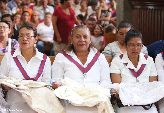Familias católicas acompañan bajada de la Sangre de Cristo en Catedral Metropolitana