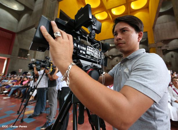 Familias católicas acompañan bajada de la Sangre de Cristo en Catedral Metropolitana