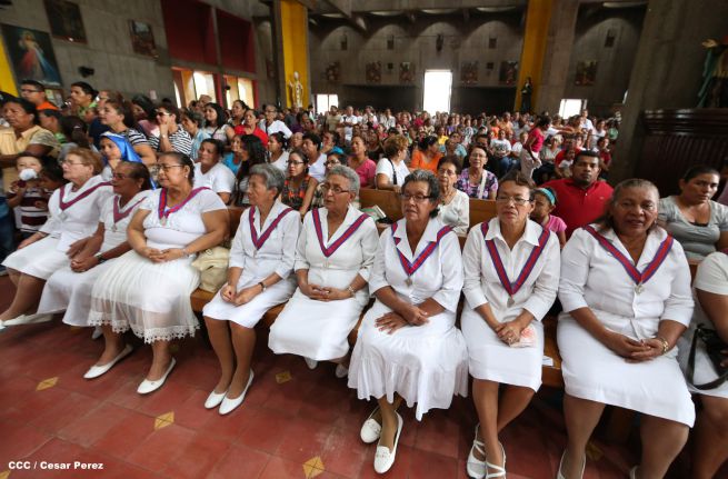 Familias católicas acompañan bajada de la Sangre de Cristo en Catedral Metropolitana