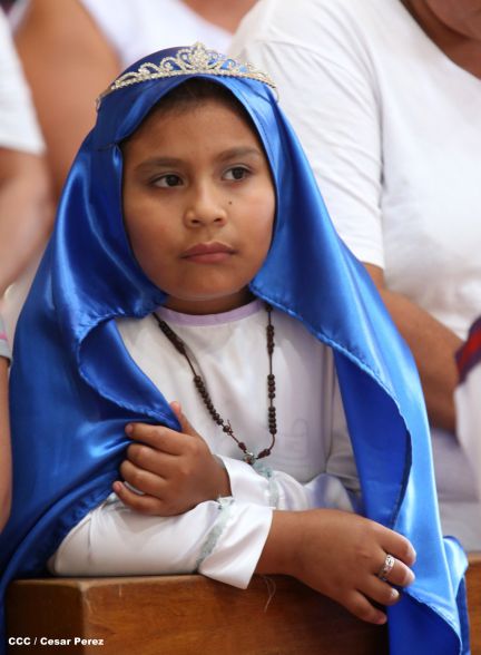 Familias católicas acompañan bajada de la Sangre de Cristo en Catedral Metropolitana