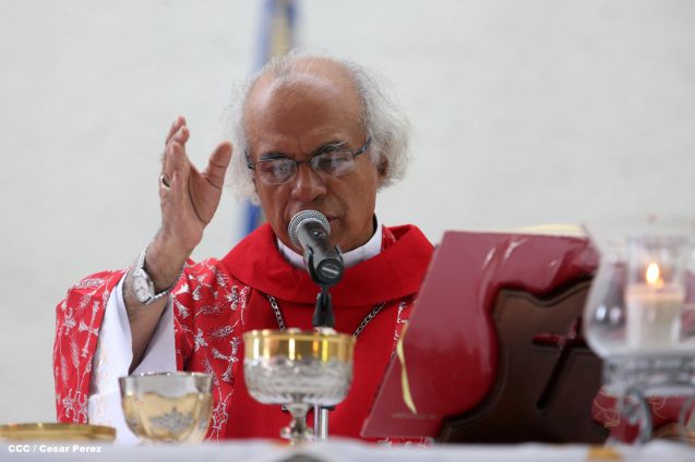 Familias católicas acompañan bajada de la Sangre de Cristo en Catedral Metropolitana