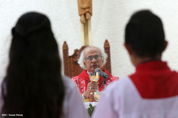 Familias católicas acompañan bajada de la Sangre de Cristo en Catedral Metropolitana