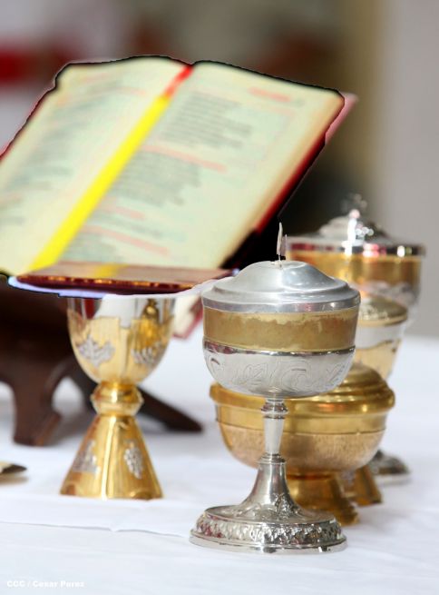 Familias católicas acompañan bajada de la Sangre de Cristo en Catedral Metropolitana