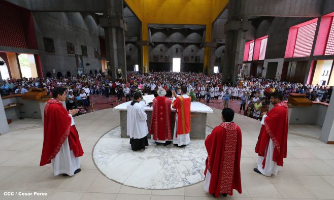 Familias católicas acompañan bajada de la Sangre de Cristo en Catedral Metropolitana