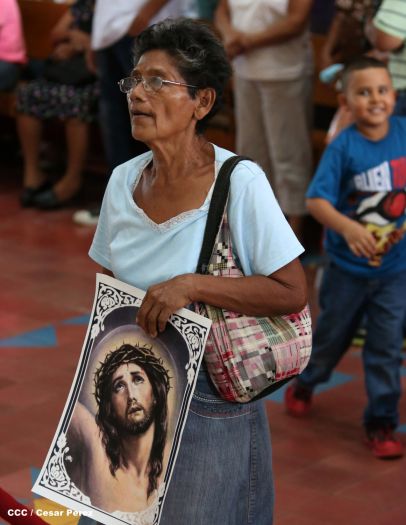 Familias católicas acompañan bajada de la Sangre de Cristo en Catedral Metropolitana