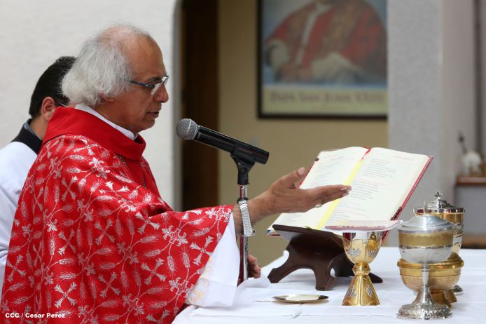 Familias católicas acompañan bajada de la Sangre de Cristo en Catedral Metropolitana