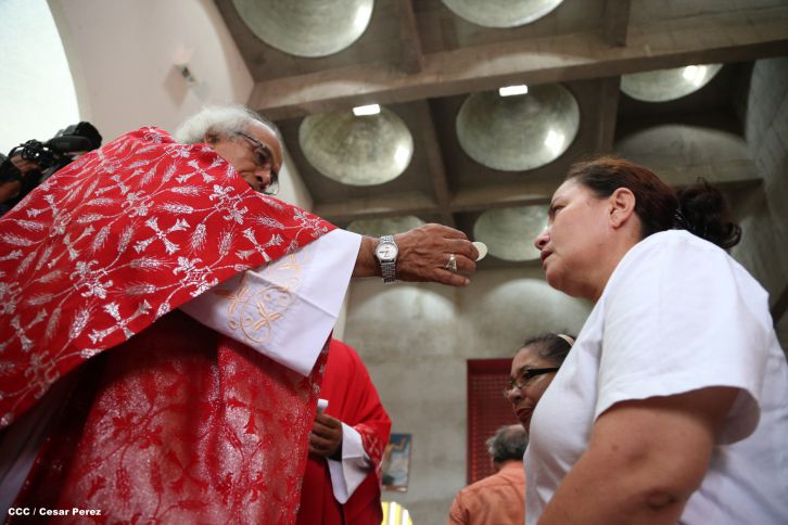 Familias católicas acompañan bajada de la Sangre de Cristo en Catedral Metropolitana