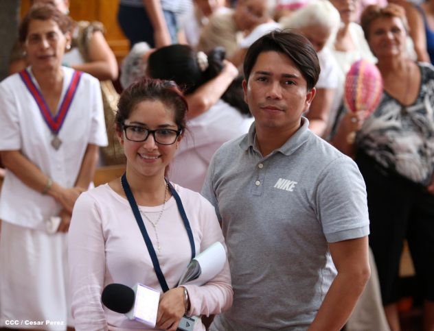 Familias católicas acompañan bajada de la Sangre de Cristo en Catedral Metropolitana