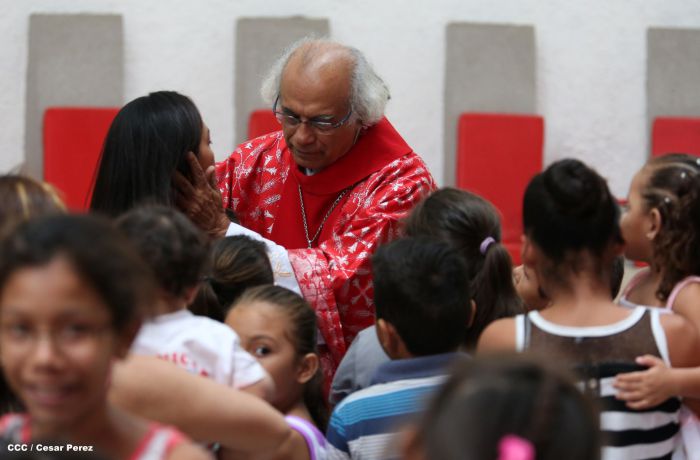 Familias católicas acompañan bajada de la Sangre de Cristo en Catedral Metropolitana
