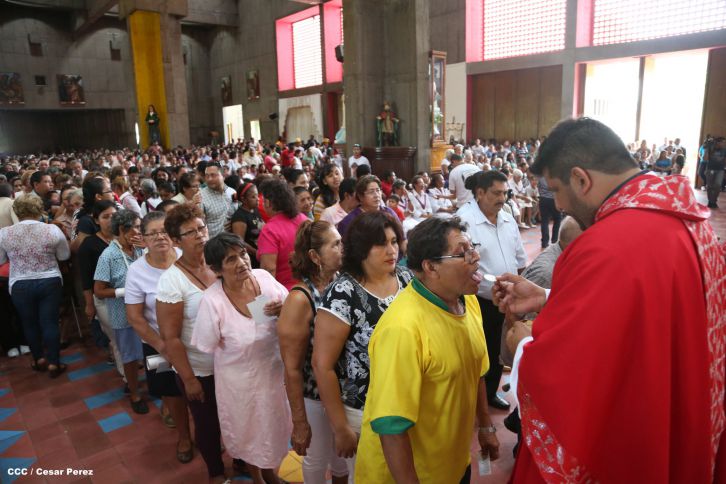 Familias católicas acompañan bajada de la Sangre de Cristo en Catedral Metropolitana