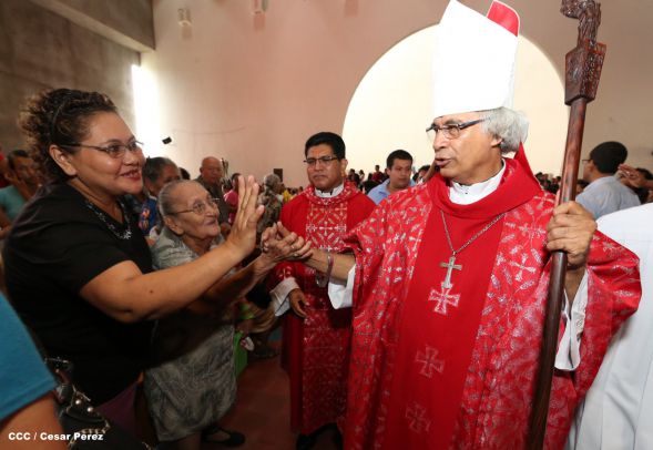 Familias católicas acompañan bajada de la Sangre de Cristo en Catedral Metropolitana