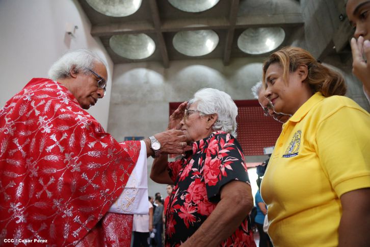 Familias católicas acompañan bajada de la Sangre de Cristo en Catedral Metropolitana