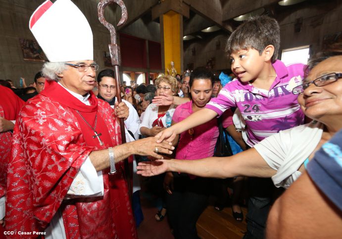 Familias católicas acompañan bajada de la Sangre de Cristo en Catedral Metropolitana
