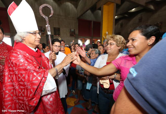 Familias católicas acompañan bajada de la Sangre de Cristo en Catedral Metropolitana