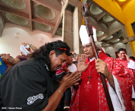 Familias católicas acompañan bajada de la Sangre de Cristo en Catedral Metropolitana