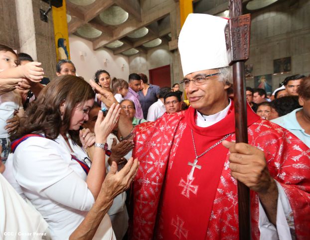 Familias católicas acompañan bajada de la Sangre de Cristo en Catedral Metropolitana