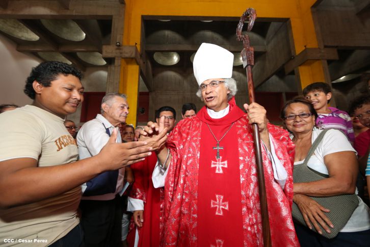 Familias católicas acompañan bajada de la Sangre de Cristo en Catedral Metropolitana