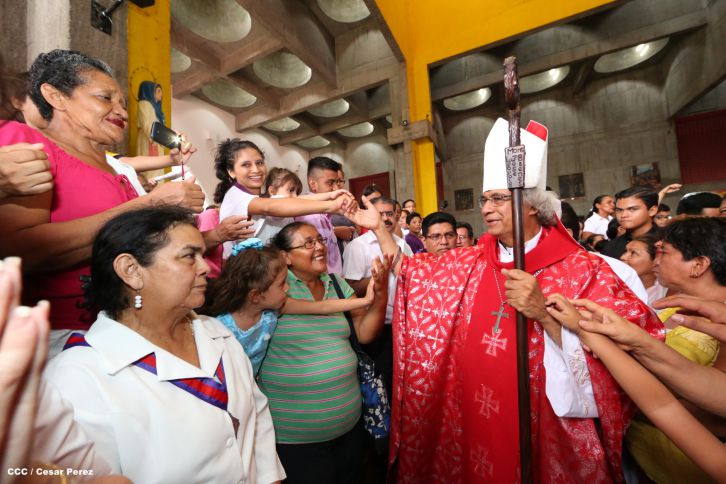 Familias católicas acompañan bajada de la Sangre de Cristo en Catedral Metropolitana