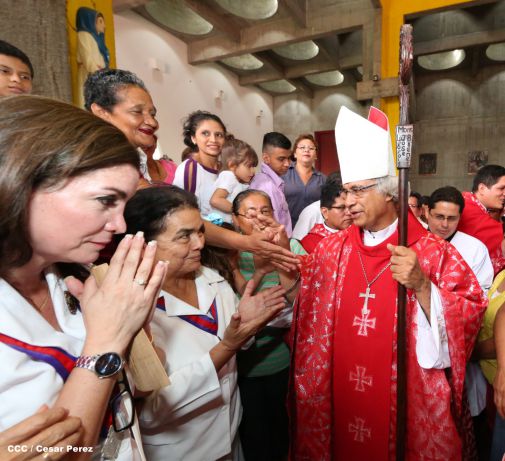 Familias católicas acompañan bajada de la Sangre de Cristo en Catedral Metropolitana
