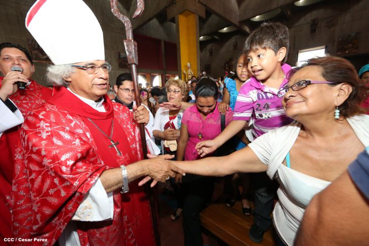 Familias católicas acompañan bajada de la Sangre de Cristo en Catedral Metropolitana