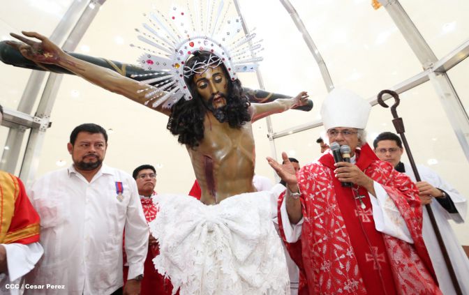 Familias católicas acompañan bajada de la Sangre de Cristo en Catedral Metropolitana