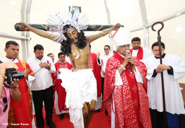 Familias católicas acompañan bajada de la Sangre de Cristo en Catedral Metropolitana