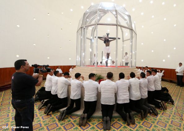 Familias católicas acompañan bajada de la Sangre de Cristo en Catedral Metropolitana