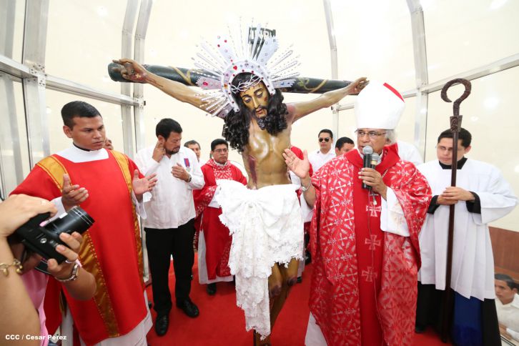 Familias católicas acompañan bajada de la Sangre de Cristo en Catedral Metropolitana