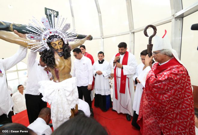Familias católicas acompañan bajada de la Sangre de Cristo en Catedral Metropolitana