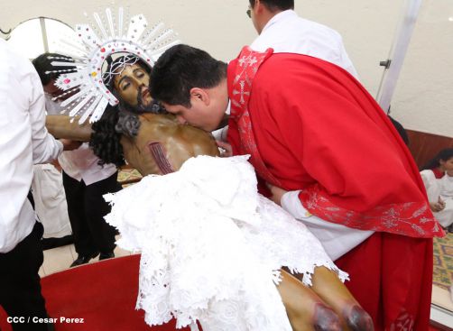 Familias católicas acompañan bajada de la Sangre de Cristo en Catedral Metropolitana