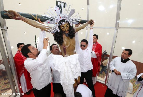 Familias católicas acompañan bajada de la Sangre de Cristo en Catedral Metropolitana