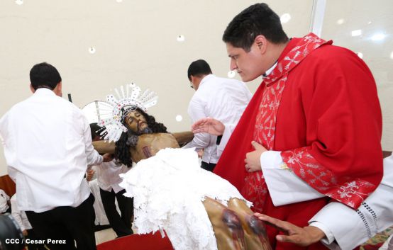 Familias católicas acompañan bajada de la Sangre de Cristo en Catedral Metropolitana