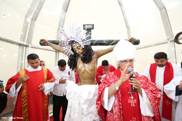 Familias católicas acompañan bajada de la Sangre de Cristo en Catedral Metropolitana