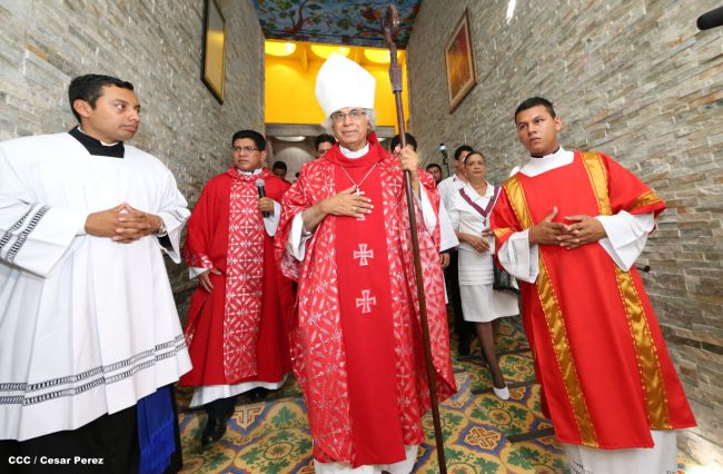 Familias católicas acompañan bajada de la Sangre de Cristo en Catedral Metropolitana
