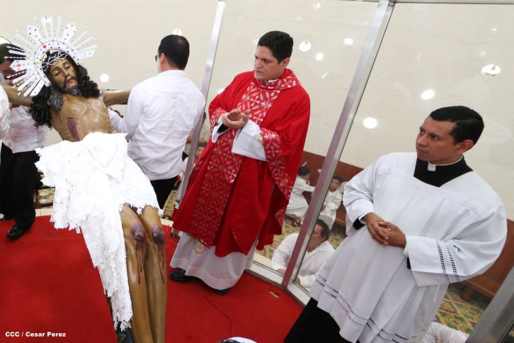 Familias católicas acompañan bajada de la Sangre de Cristo en Catedral Metropolitana