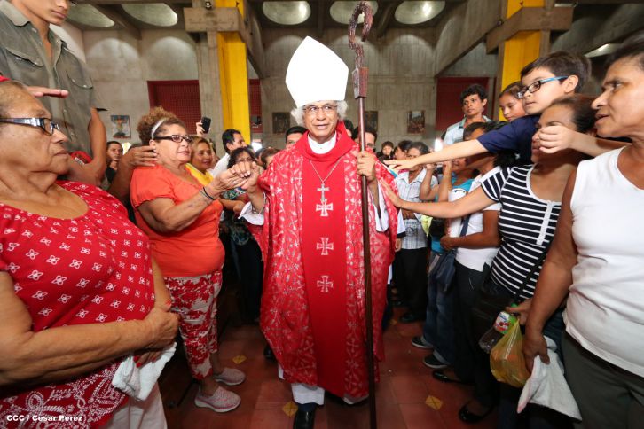 Familias católicas acompañan bajada de la Sangre de Cristo en Catedral Metropolitana