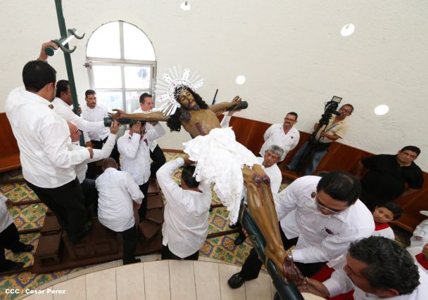 Familias católicas acompañan bajada de la Sangre de Cristo en Catedral Metropolitana